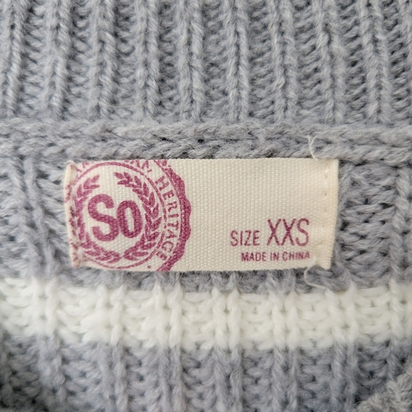 Gray and White Striped Long Braided Sleeve Sweater. - Picture 2 of 10